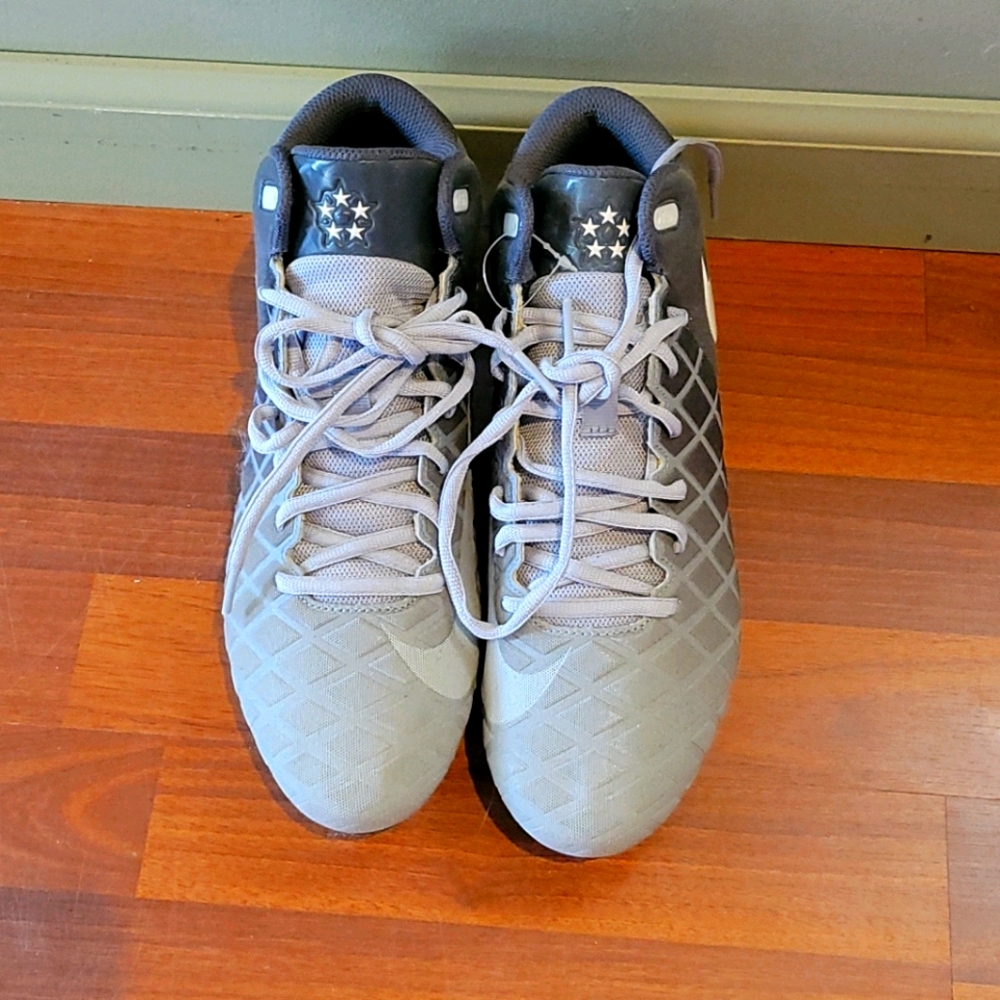 NIKE NWOT  GRAY & WHITE CLEATS